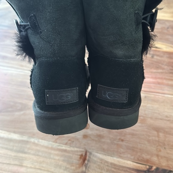 UGG | Bailey Button II | Black | size 6 - Picture 3 of 9